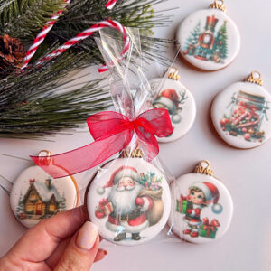 Małe bombki z piernika - ze świąteczną grafiką, z możliwością umieszczenia również logo firmy. Idealne na mały upominek dla pracowników, klientów lub gości np. w hotelach lub ośrodkach wypoczynkowych. Zapakowane w woreczek przewiązany ozdobną wstążką.