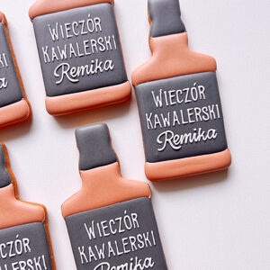 Słodka butelka na kawalerski, bo który facet nie lubi słodyczy? Jeśli nie chcesz zamawiać ich sam, to szepnij słówko narzeczonej albo świadkowi. A może to Ty jesteś narzeczoną i zrobisz niespodziankę ukochanemu?