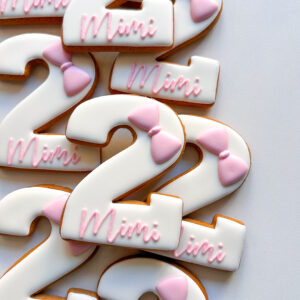 Dwójka z kokardą i imieniem - piernik zdobiony