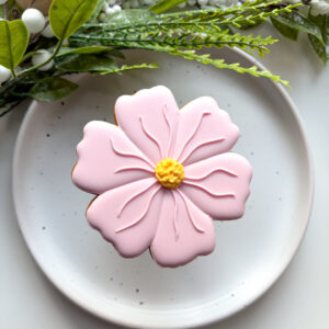 Różowa stokrotka, wiosenny kwiat - piernik wielkanocny – delikatna ręczna lukrowana dekoracja na Święta