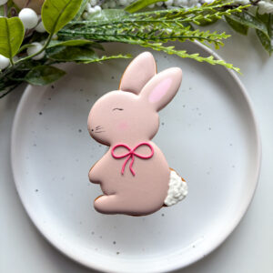 iernik wielkanocny brązowy zając z kokardką – uroczy upominek handmade na Wielkanoc dla rodziny