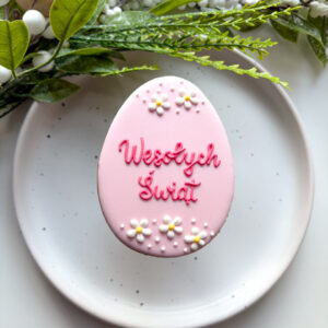 Piernik pisanka w stokrotkach z napisem Wesołych Świąt – ręczna dekoracja na wielkanocny stół