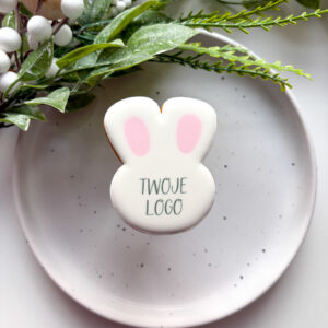 Wielkanocne pierniki personalizowane z logo firmy – lukrowany pierniczek świąteczny z nadrukiem logo, produktu lub qrkodu, idealne upominki B2B Kraków, cała Polska