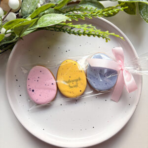 Wielkanocne pierniki personalizowane z logo firmy – lukrowany pierniczek świąteczny z nadrukiem logo, produktu lub qrkodu, idealne upominki B2B Kraków, cała Polska