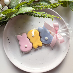 Mini pierniczki zajączki, dekoracja stołu wielkanocnego, idealne do koszyczka ze święconką, na "zajączka" jako prezent dla najmłodszych.