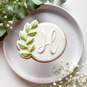 Personalizowane ciastka komunijne z lukrem królewskim – gołąbek i podziękowania dla gości na Pierwszą Komunię