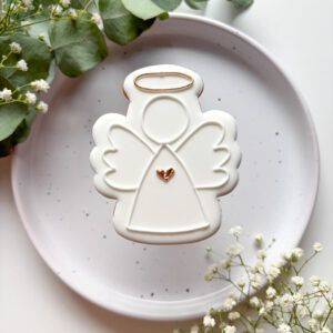 Pierniki z lukrem na komunię dziecka – religijne motywy, gołąbki i życzenia, ręczna dekoracja