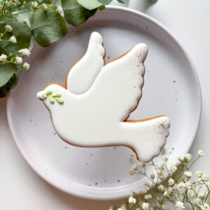 Ciastka na Pierwszą Komunię – personalizowane lukrowane wzory z gołąbkiem, prezenty dla gości